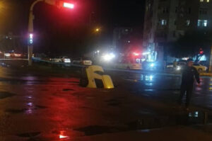 فرو رفتن عجیب یک خودرو در زمین در بندرعباس