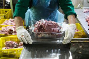 رضایی: ۵۷ هزار تن گوشت در کشتارگاه‌های استان مرکزی استحصال شد