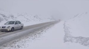 محورهای غرب و جنوب اصفهان برفی و مه‌آلود است