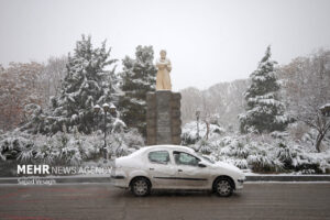 کاهش دید در گردنه گدوک فیروزکوه بر اثر برف و کولاک