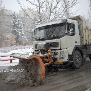بارش برف در محورهای کوهستانی همدان؛ تمام راه‌های استان باز است