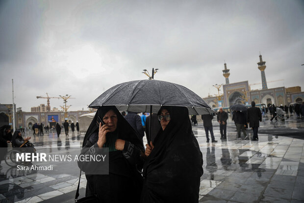 بارش باران در حرم مطهر امام رضا(ع)