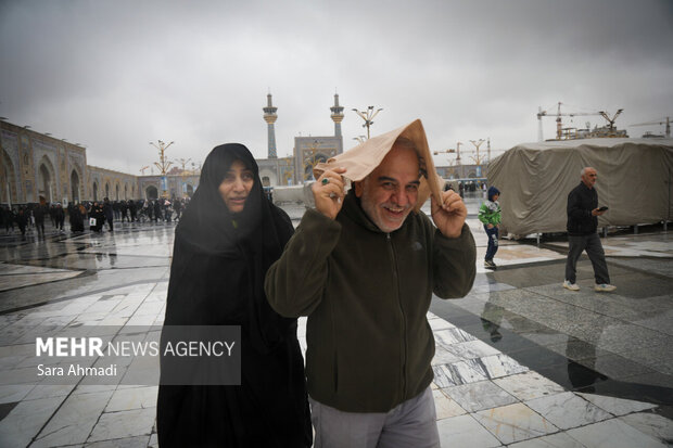 بارش باران در حرم مطهر امام رضا(ع)