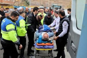 رئیس اورژانس کشور یک حادثه رانندگی در ارومیه را امداد رسانی کرد