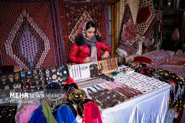 نمایشگاه و بازارچه صنایع‌دستی ویژه شب چله در سنندج