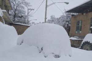 ارتفاع برف در روستای رحق کاشان به بیش از ۵۰ سانتی متر رسید