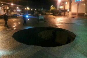 فرونشست زمین در چهارراه پگاه بندرعباس