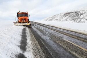 حضور راهداران دلیجان برای برف‌روبی محور نراق- مشهد اردهال