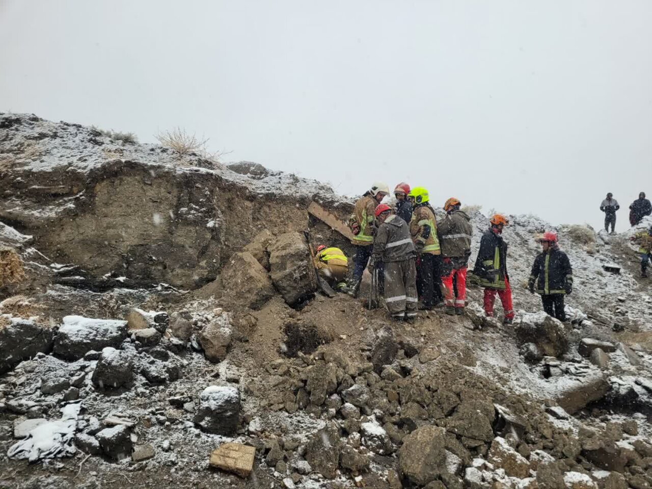 نجمی: یک کارتن‌خواب بر اثر ریزش سقف حفره در مشهد جان باخت