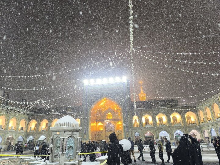 بارش برف در آستان مقدس امام رضا(ع)