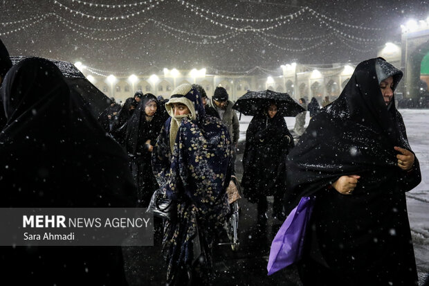 بارش برف در حرم مطهر امام رضا(ع)