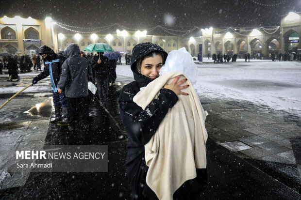 بارش برف در حرم مطهر امام رضا(ع)