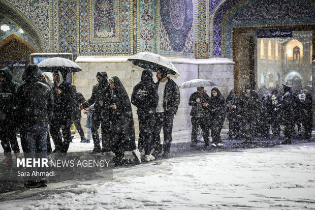 بارش برف در حرم مطهر امام رضا(ع)