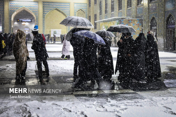 بارش برف در حرم مطهر امام رضا(ع)