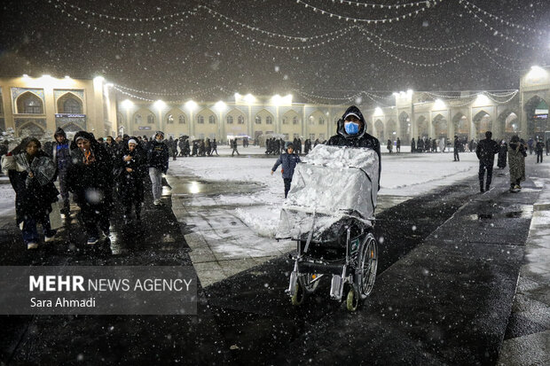 بارش برف در حرم مطهر امام رضا(ع)