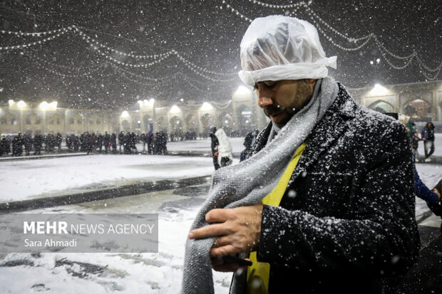 بارش برف در حرم مطهر امام رضا(ع)