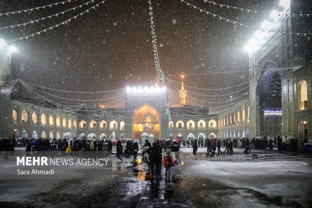 بارش برف در حرم مطهر امام رضا(ع)