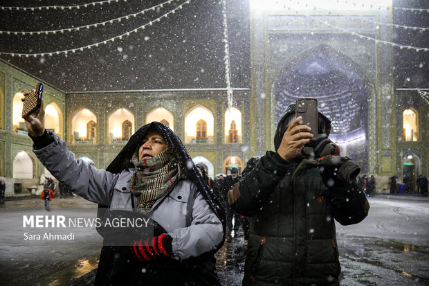 بارش برف در حرم مطهر امام رضا(ع)