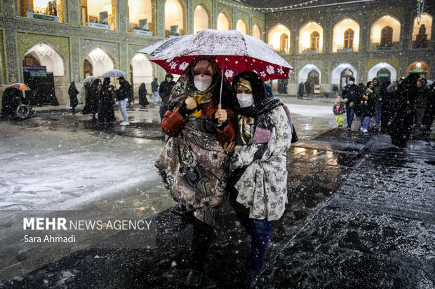 بارش برف در حرم مطهر امام رضا(ع)