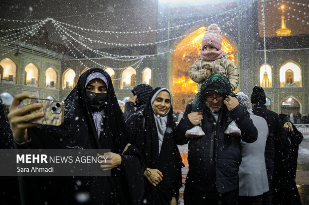 بارش برف در حرم مطهر امام رضا(ع)