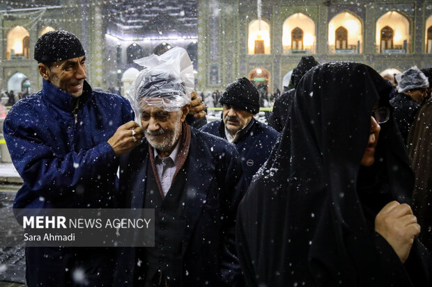 بارش برف در حرم مطهر امام رضا(ع)