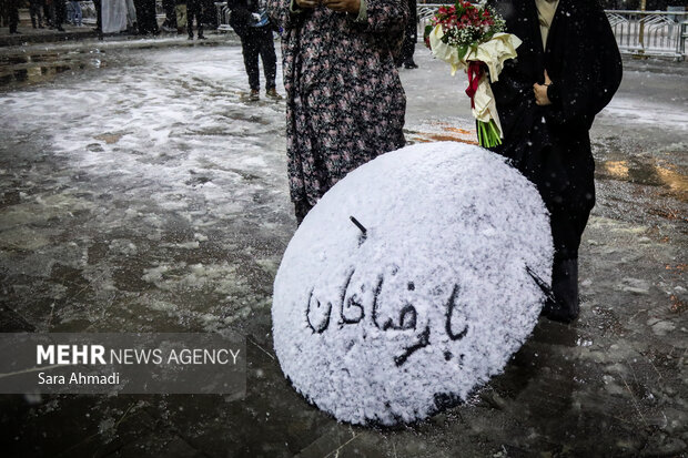 بارش برف در حرم مطهر امام رضا(ع)