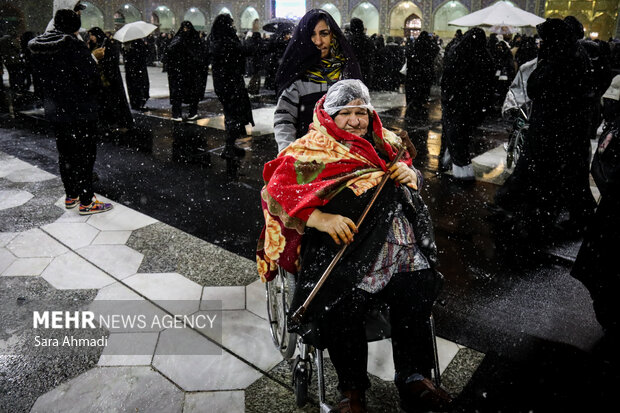 بارش برف در حرم مطهر امام رضا(ع)