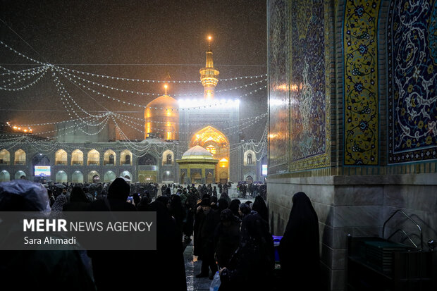 بارش برف در حرم مطهر امام رضا(ع)