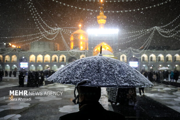 بارش برف در حرم مطهر امام رضا(ع)