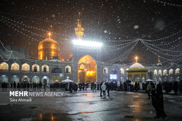 بارش برف در حرم مطهر امام رضا(ع)