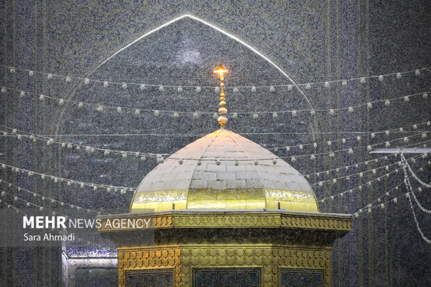 بارش برف در حرم مطهر امام رضا(ع)