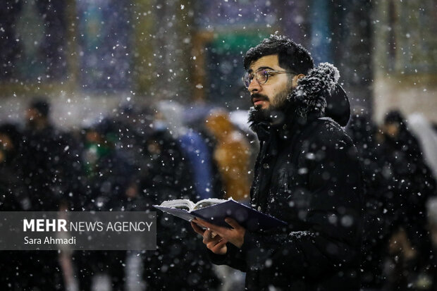 بارش برف در حرم مطهر امام رضا(ع)