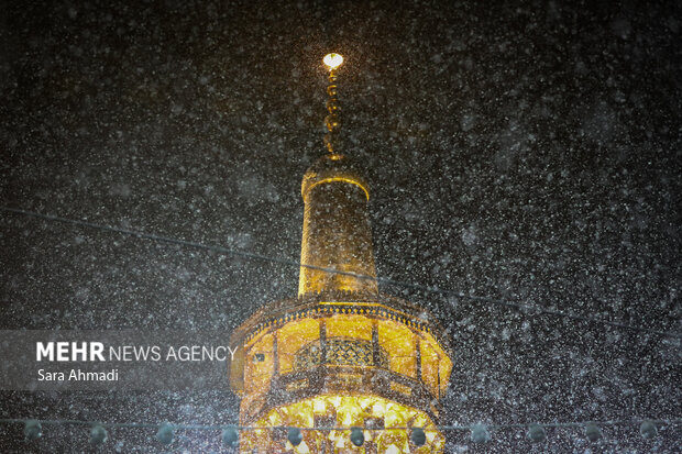 بارش برف در حرم مطهر امام رضا(ع)