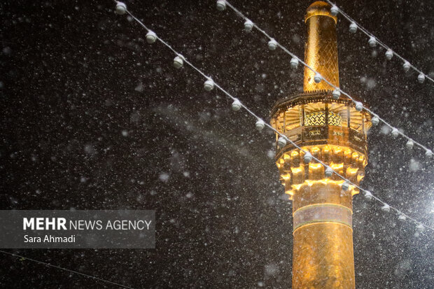بارش برف در حرم مطهر امام رضا(ع)