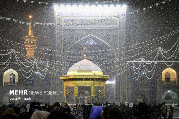 بارش برف در حرم مطهر امام رضا(ع)