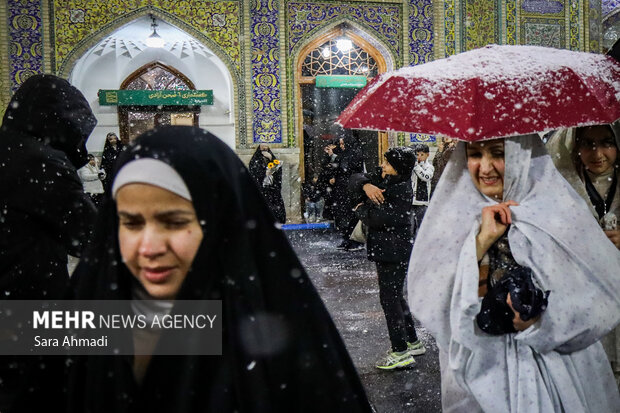 بارش برف در حرم مطهر امام رضا(ع)