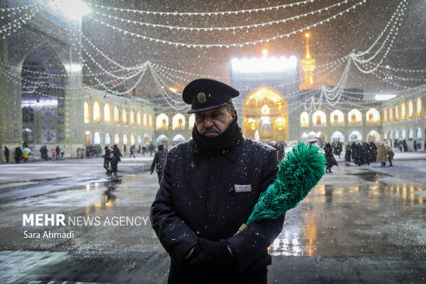 بارش برف در حرم مطهر امام رضا(ع)