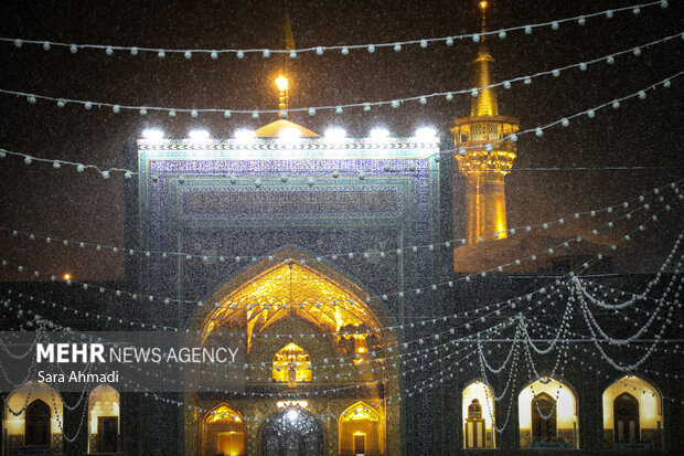 بارش برف در حرم مطهر امام رضا(ع)