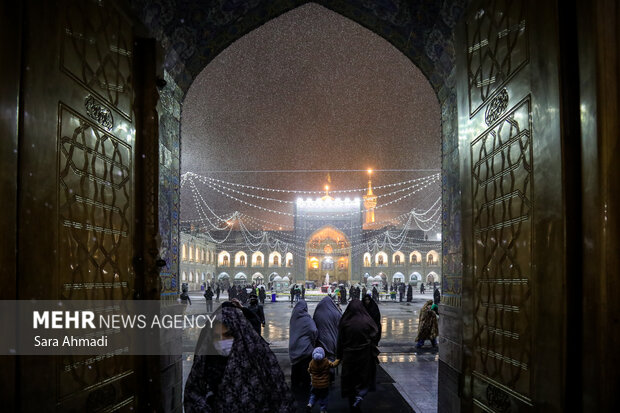 بارش برف در حرم مطهر امام رضا(ع)