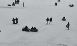 نشاط و شادابی خانوادگی با تیوپ سواری برفی در قوچان