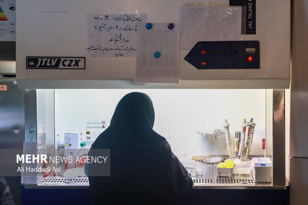 در ابتدا متخصص قطرات را آماده کرده و آنها را روی ظروف خاصی نگهداری می کنند و برای سالم ماندن آنها در مخزن کشت فریز می شوند