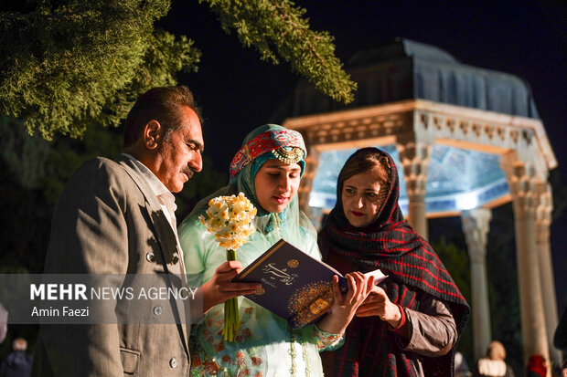شب یلدا در آرامگاه حافظ