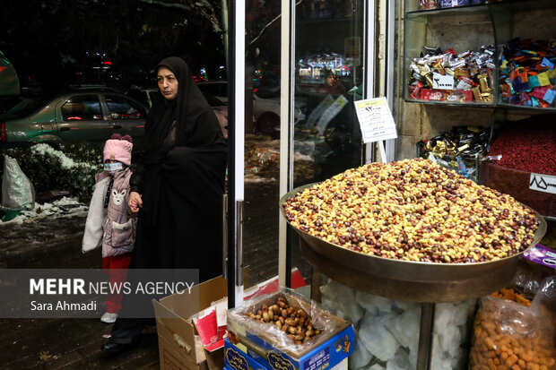 بازار یلدای مشهد؛ قیمت‌ها جلوتر از مردم