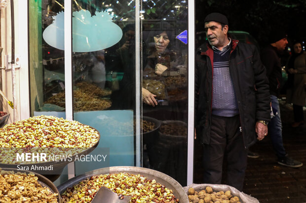 بازار یلدای مشهد؛ قیمت‌ها جلوتر از مردم