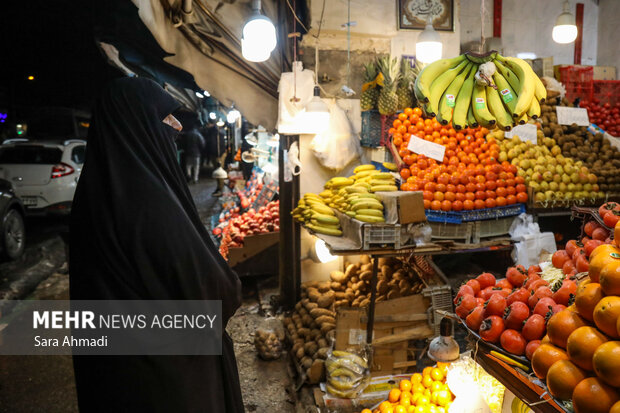 بازار یلدای مشهد؛ قیمت‌ها جلوتر از مردم