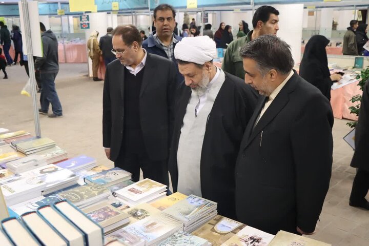 امام جمعه کرمان: کتاب خوانی به یک عادت روزانه در خانواده‌ها تبدیل شود