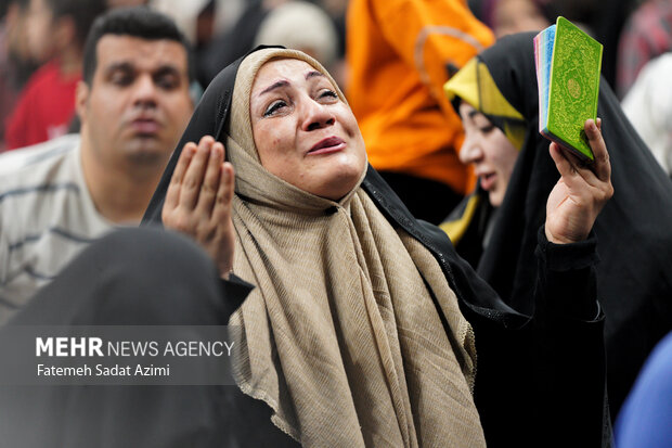 حال و هوای حرم بانوی کرامت در شب لیله الرغایب