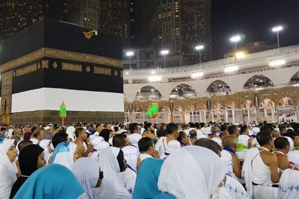 پایین پریدن یکی از زائران حج عمره از طبقات فوقانی مسجدالحرام+ فیلم