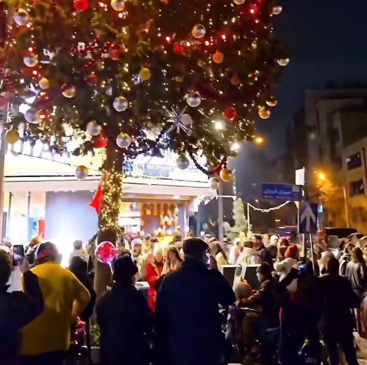 پرفورمنس کریسمسی با نمایش برهنگی