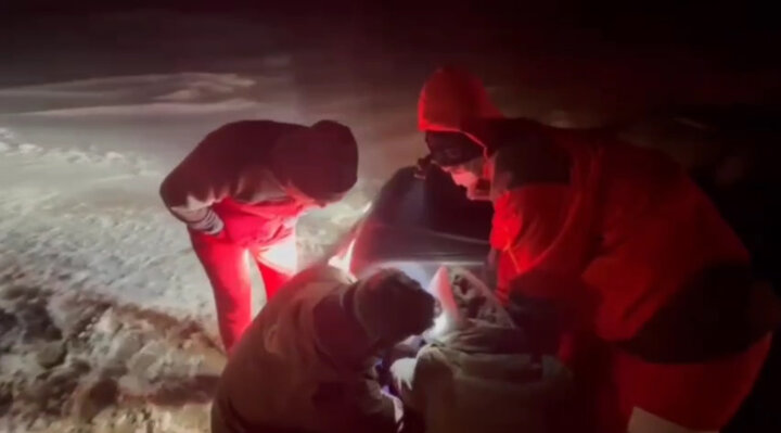 امدادرسانی به خودروهای گرفتار در برف و کولاک محور نقده - پیرانشهر